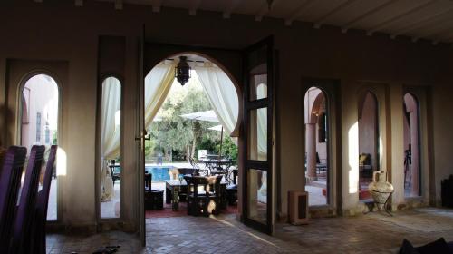 an entry way with an archway and a mirror at Riad Jardin des Orangers in Taroudant