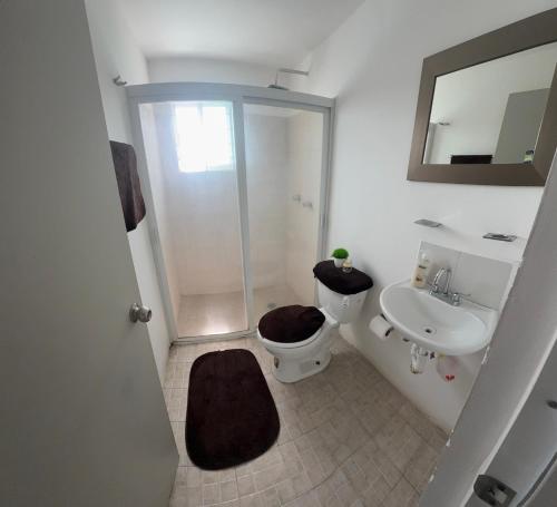ein Badezimmer mit Dusche, Toilette und Waschbecken in der Unterkunft Casa SkiPhoe in Panchimalco