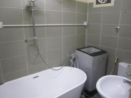 a bathroom with a shower and a toilet and a sink at العين الهيلي المصباح ب ب 9 in Al Ain