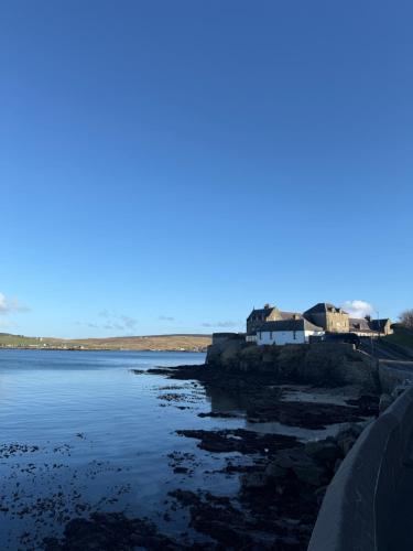 ein Blick auf ein Gewässer in der Unterkunft Fairview in Lerwick