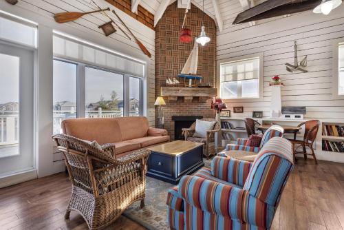 a living room with chairs and a couch and a table at Hilton Grand Vacations Club Blue Mountain Canada in Blue Mountains