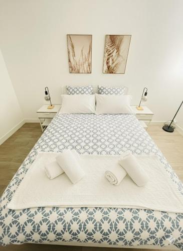 a bedroom with a large white bed with two lamps at Le Coin Soleil - Netflix - Insead in Fontainebleau
