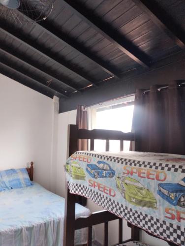 a bedroom with a bunk bed and a bunk bed at Casa de praia in Bertioga