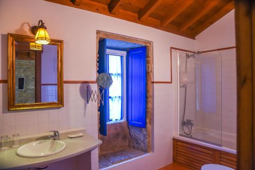 a bathroom with a shower and a sink and a window at Casa Perfeuto Maria in Cabana Moura 