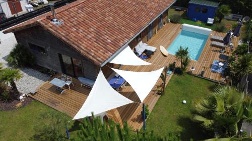 an overhead view of a house with a deck and a swimming pool at La tranquille marée , à 5 min des plages in Soorts-Hossegor