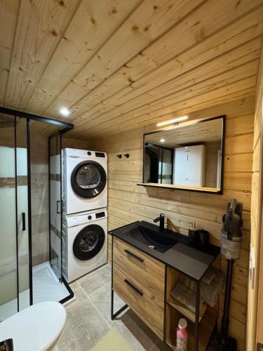 Studio PRINTEMPS tesisinde bir banyo