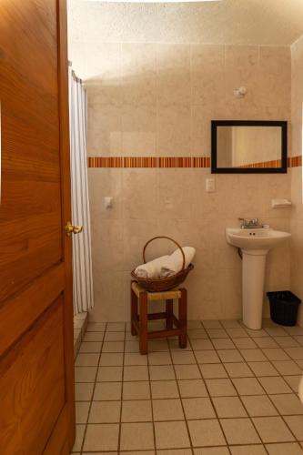 ein Badezimmer mit Toilette, Waschbecken und Stuhl in der Unterkunft Hotel Morada de Paz in Colorines