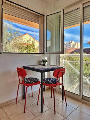 Studio Near Tramway, Beach & Airport - Air Conditioning & Free Wifi