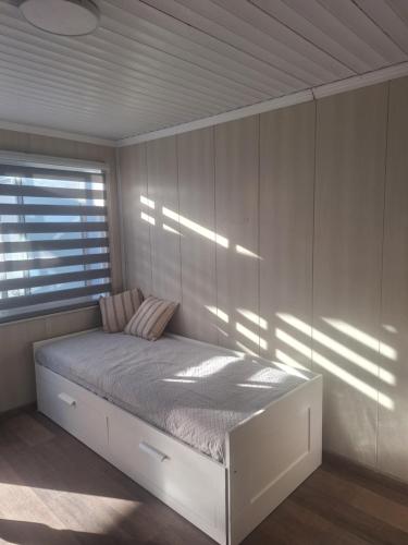 a bed in a room with a window at Apart Hotel Cecil in Vallenar