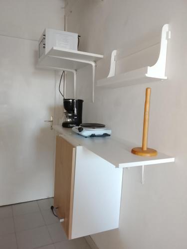a kitchen with a white counter with a wooden spoon at La plus grande source d'eaux chaudes F1 in Bouillante