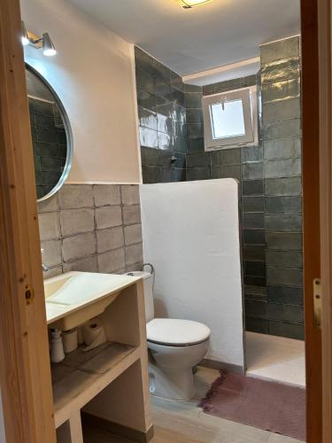 a bathroom with a toilet and a sink at Les Coves de Lluna in Vall de Uxó