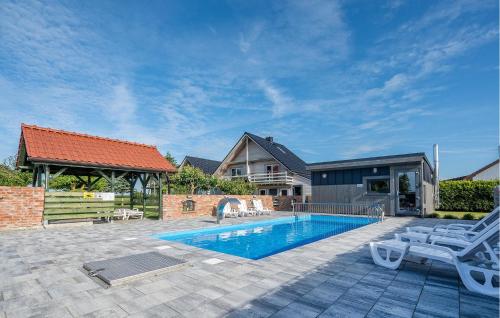 Nice Home In Darlowo With Wifi