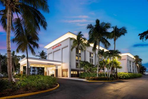 a rendering of the exterior of a hotel at Hampton Inn Naples-Central in Naples