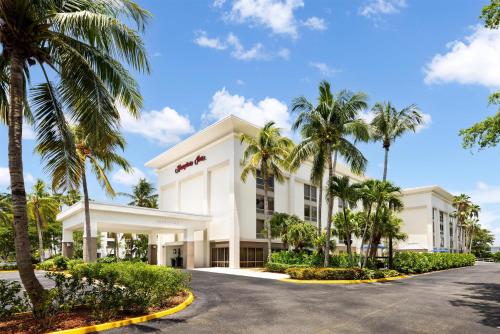 a rendering of the front of the hotel at Hampton Inn Naples-Central in Naples