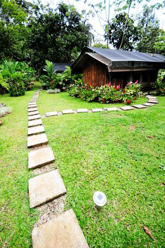 Rio Tico Safari Lodgeにある庭