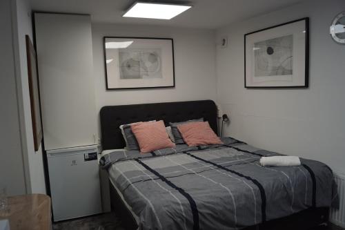 a bedroom with a bed with two pink pillows at Brabo 1 in Landskrona
