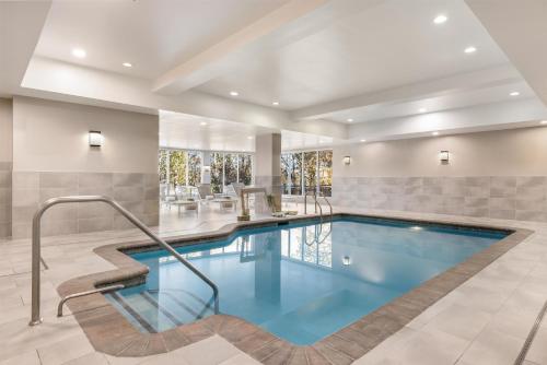 a swimming pool in a hotel room with a swimming pool at Hilton Garden Inn Mystic/Groton in Groton