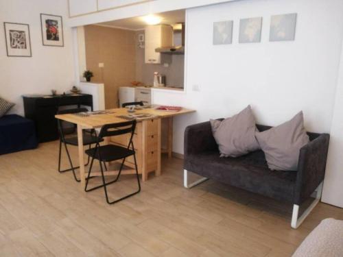 Bright Open Space in the MM1 Pasteur Area P6