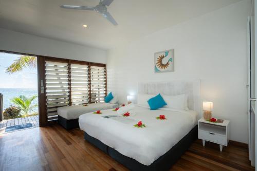 Llit o llits en una habitació de Beachcomber Island Resort