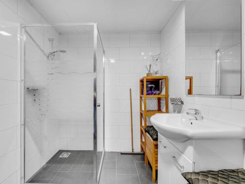 a white bathroom with a sink and a shower at Rutershoeske in Veendam