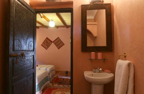 y baño con lavabo, aseo y espejo. en Riad Vallée Verte Asni, en Asni