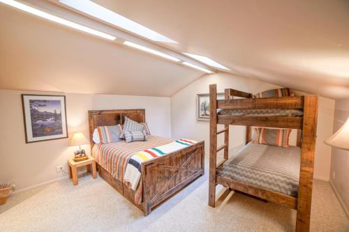 a bedroom with two bunk beds and a ladder at Lodge Condo 001 in Black Butte Ranch