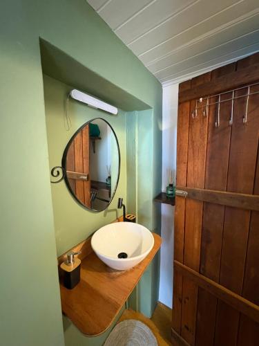 a bathroom with a sink and a mirror at Casa Ametista in Lençóis