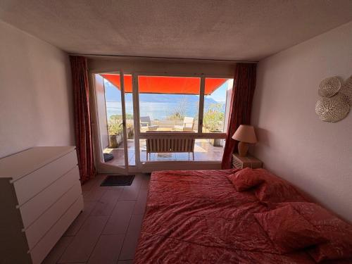 a bedroom with a bed and a view of the ocean at Cozy studio in Veytaux