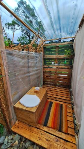a bathroom with a toilet in a wooden structure at Casa Camprestre Hika in Machetá