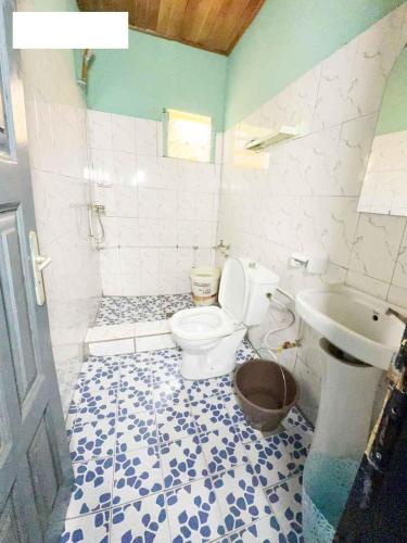 łazienka z toaletą i umywalką w obiekcie Maison PACHA w mieście Jaunde