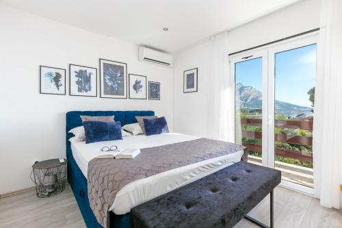 Apartments with parking space Duce, Omis - 24975
