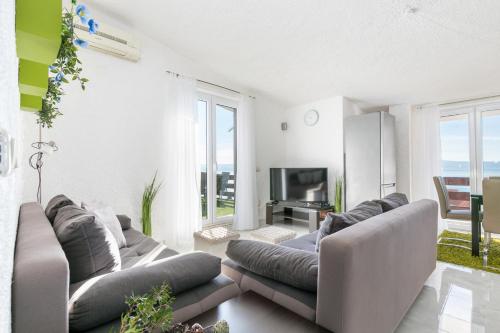 Apartments with parking space Duce, Omis - 24975