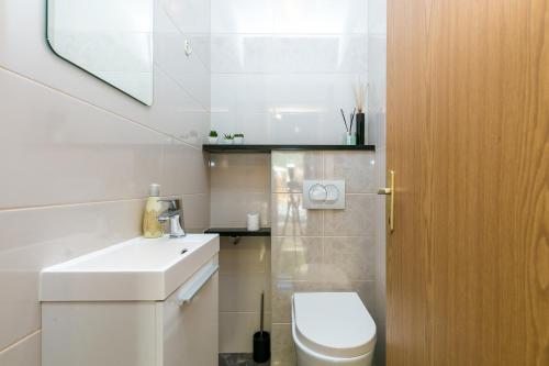 Apartments with parking space Duce, Omis - 24975