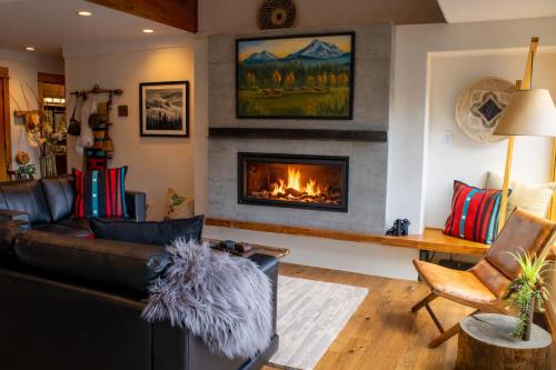 a living room with a couch and a fireplace at Golf Condo 081 in Black Butte Ranch