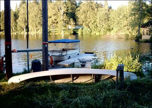 a group of boats docked in a body of water at Munkebergs Stugor & Vandrarhem in Filipstad