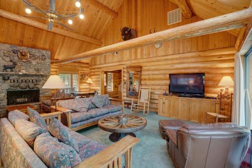 a living room with couches and a television in a cabin at Golf Home 105 in Black Butte Ranch