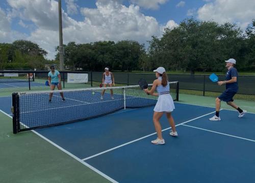 Eine Gruppe von Menschen spielt Tennis auf einem Tennisplatz in der Unterkunft Glamping Lagoon in Tlaxcala de Xicohténcatl