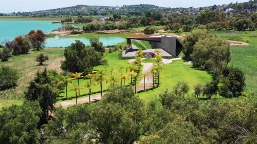 eine Luftaufnahme eines Parks mit einem Gebäude in der Unterkunft Glamping Lagoon in Tlaxcala de Xicohténcatl
