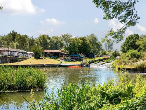 ein Fluss mit am Ufer vertäuten Booten in der Unterkunft Island Lodge - Uk46767 in Little Baddow