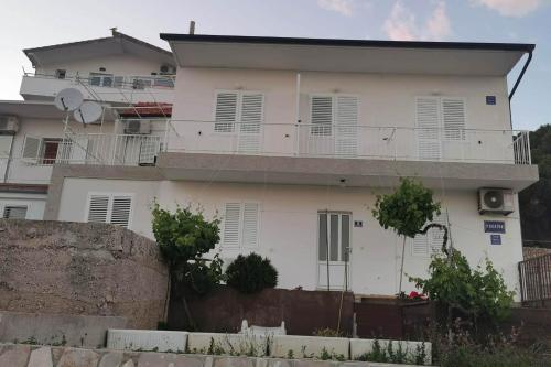 Apartments by the sea Primosten - 25265