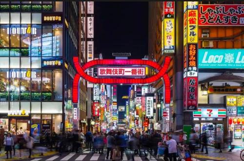 A新宿最中心 歌舞伎町 3bedrooms 2bathrooms 2toiltes步行到东新宿4分钟 步行到新宿9分钟 Max8