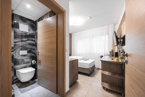 a bathroom with a toilet and a sink at Hotel Löwenstein in Lich