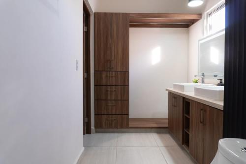 a bathroom with two sinks and a mirror at Casa Romina in La Paz
