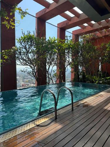 a hot tub on the roof of a building at Reforma 27 Amazing View Luxury Apartment in Mexico City