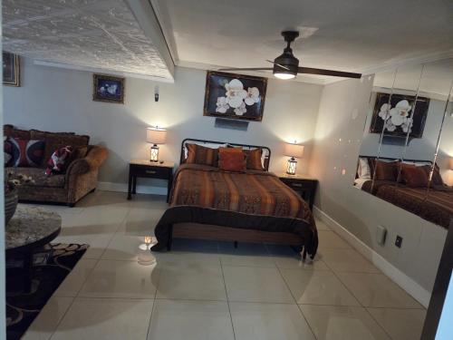 a bedroom with two beds and a couch at Cozy Mobay in Hampton