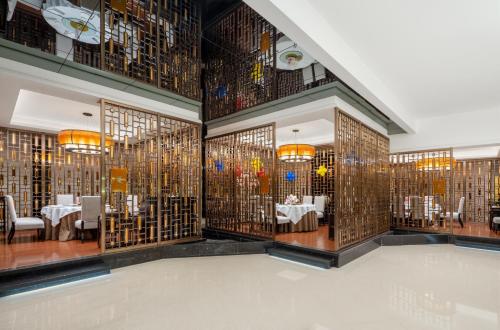 a restaurant with a room with tables and chairs at Dongguan Kande International Hotel in Dongguan