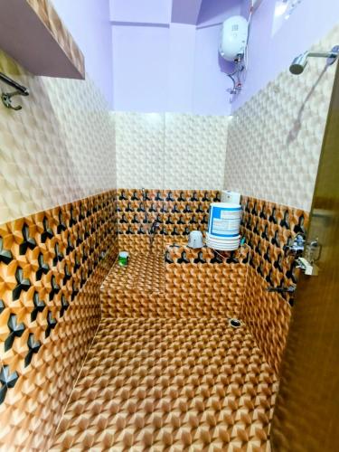 a bathroom with a tiled shower with a toilet at Makum Homestay in Mākum