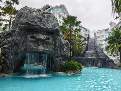 a water slide in a pool at a resort at Grand Florida芭提雅带免费游泳池温泉和健身房和办公区水上花园公寓E208 in Na Jomtien