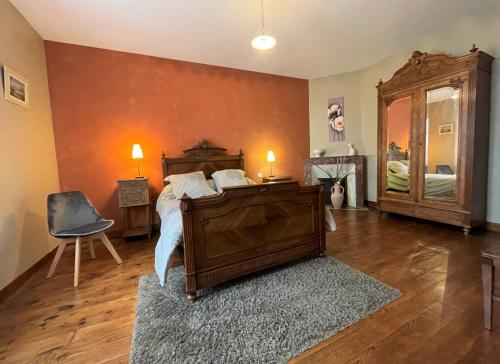 a bedroom with a bed and a mirror at Chez file in Séméacq-Blachon