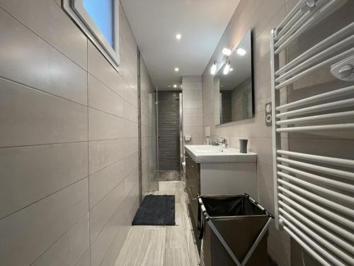 a bathroom with a sink and a mirror at Eki-begia in Ainhice-Mongelos